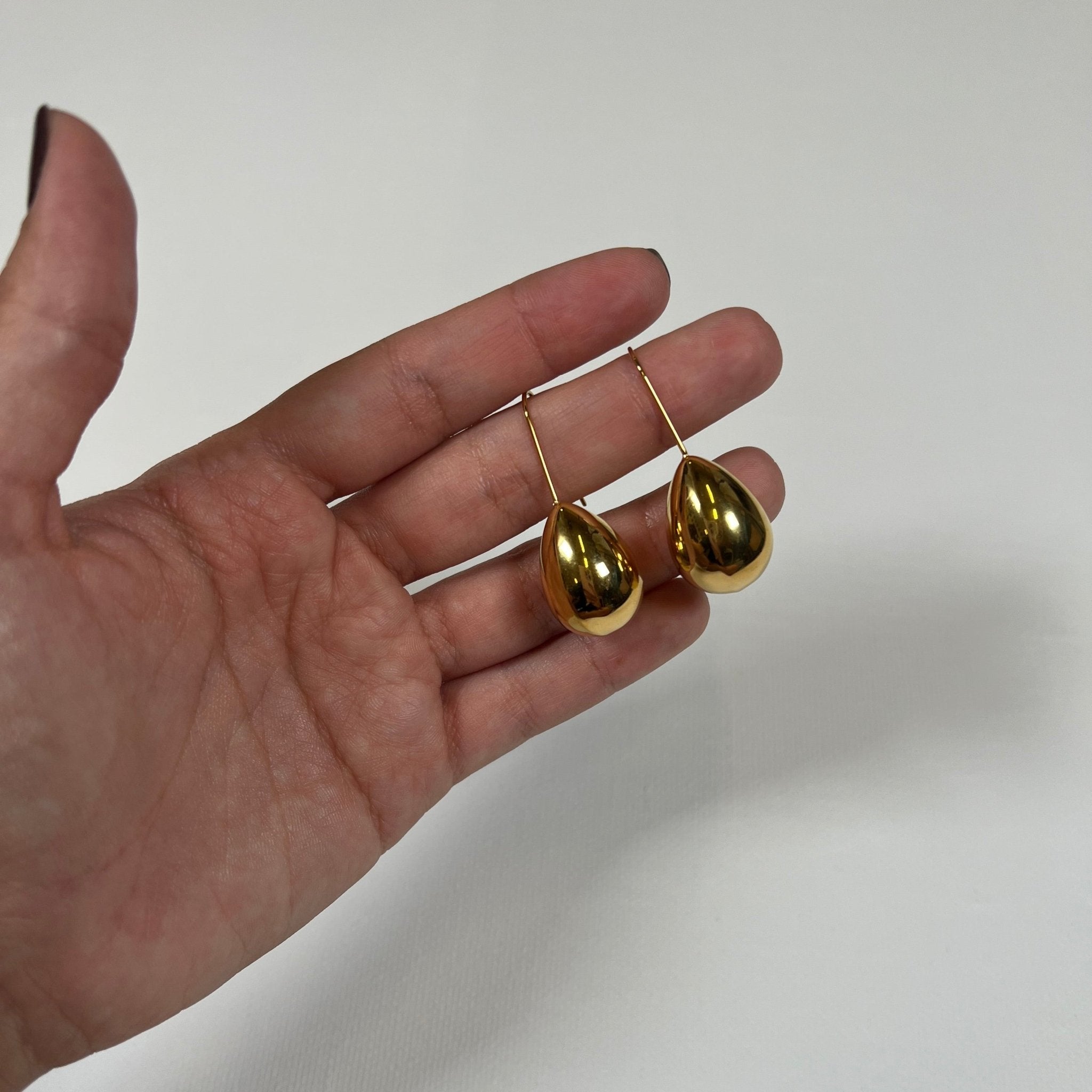 PENDIENTE GOTA DORADO - Maro Studio