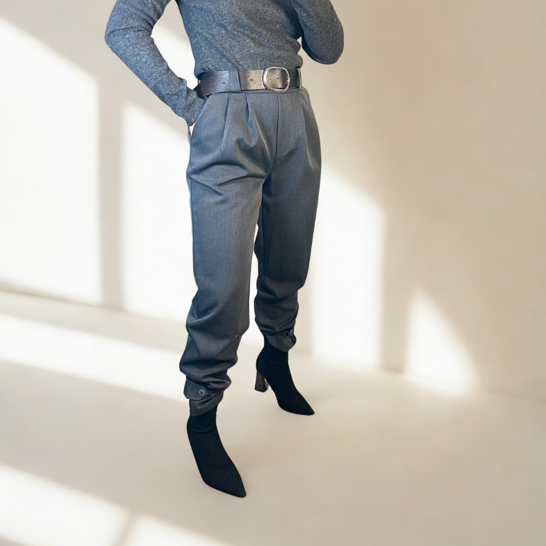 PANTALÓN JOGGER GRIS CON CINTURON