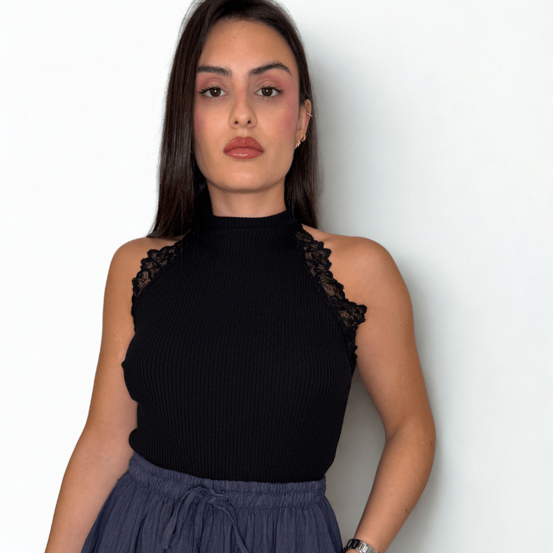 TOP CUELLO HALTER CON DETALLE DE ENCAJES - Maro Studio