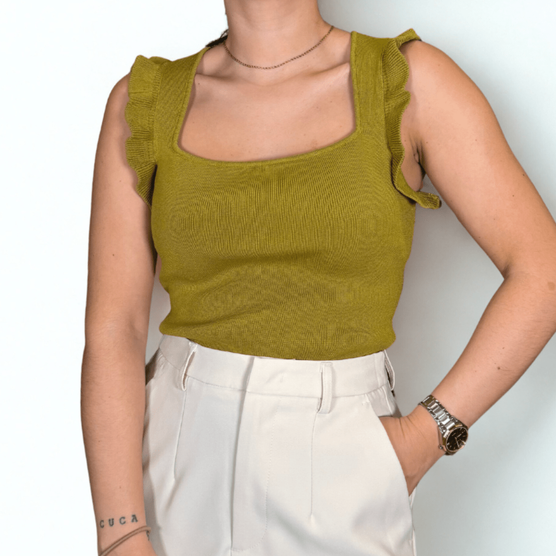 TOP VERDE DE PUNTO FINO CON ESCOTE EN FORMA DE U - Maro Studio