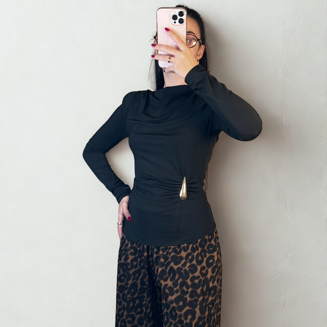 TOP HOMBRERAS NEGRO CON DETALLE DORADO