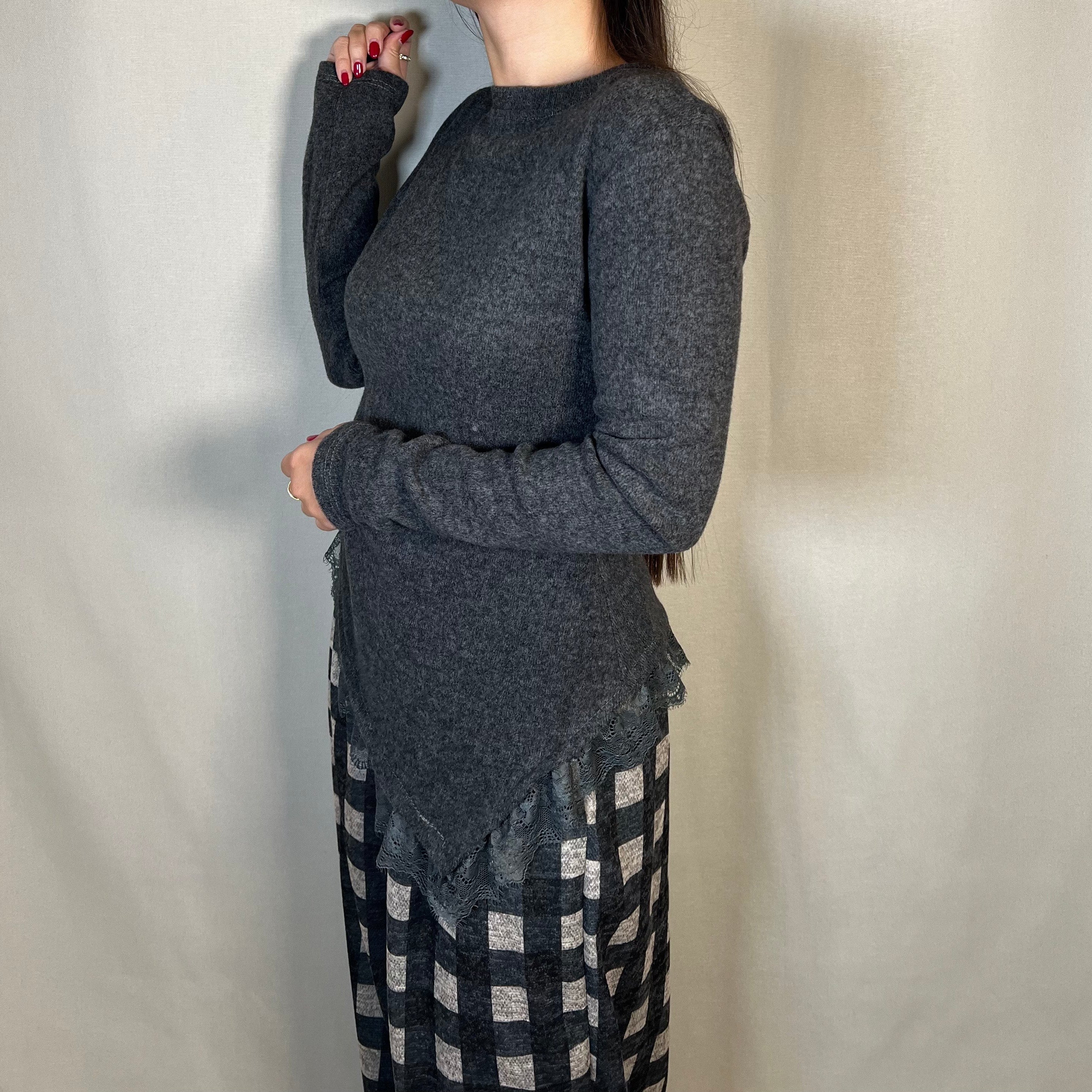 TOP ASIMETRICO CON ENCAJES GRIS