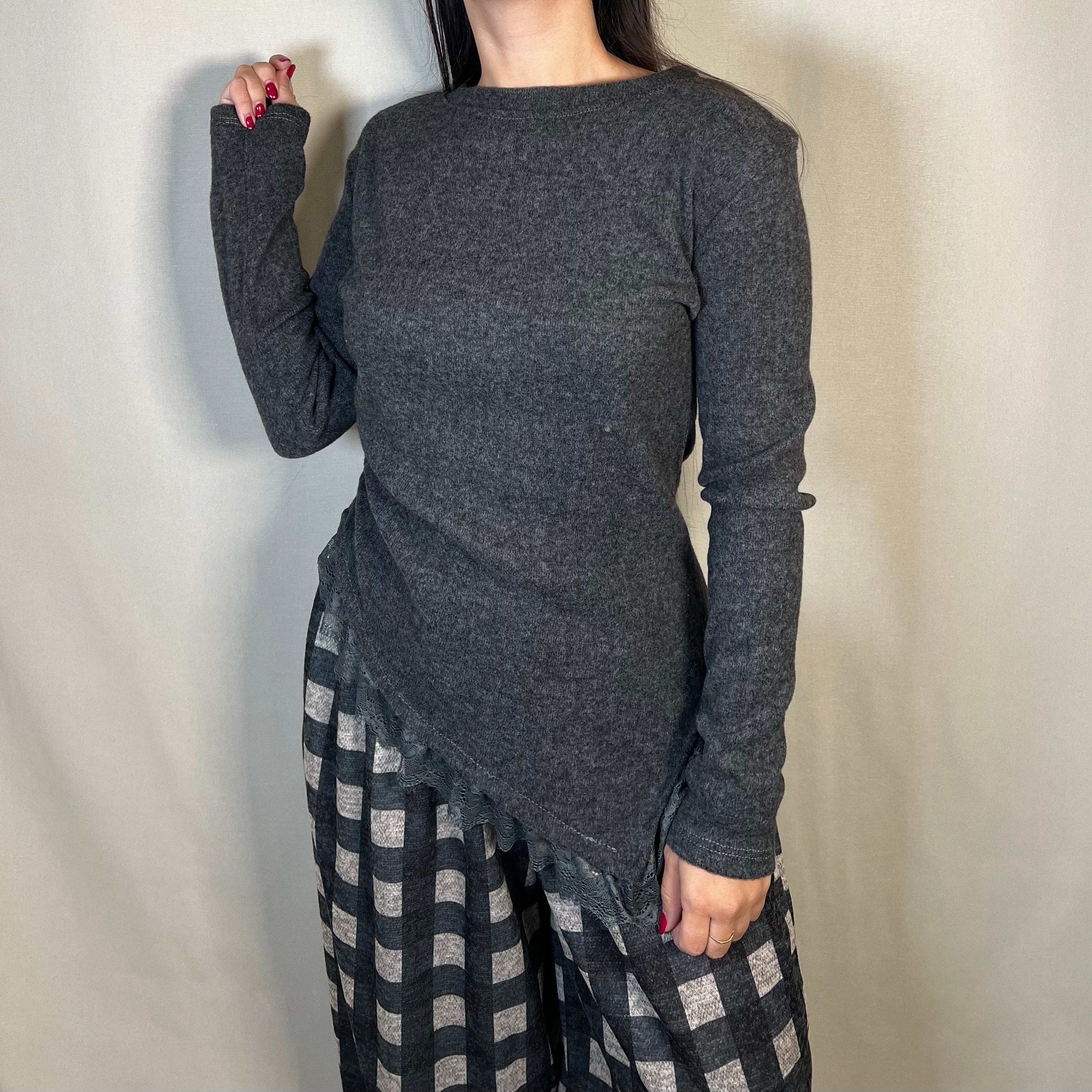 TOP ASIMETRICO CON ENCAJES GRIS