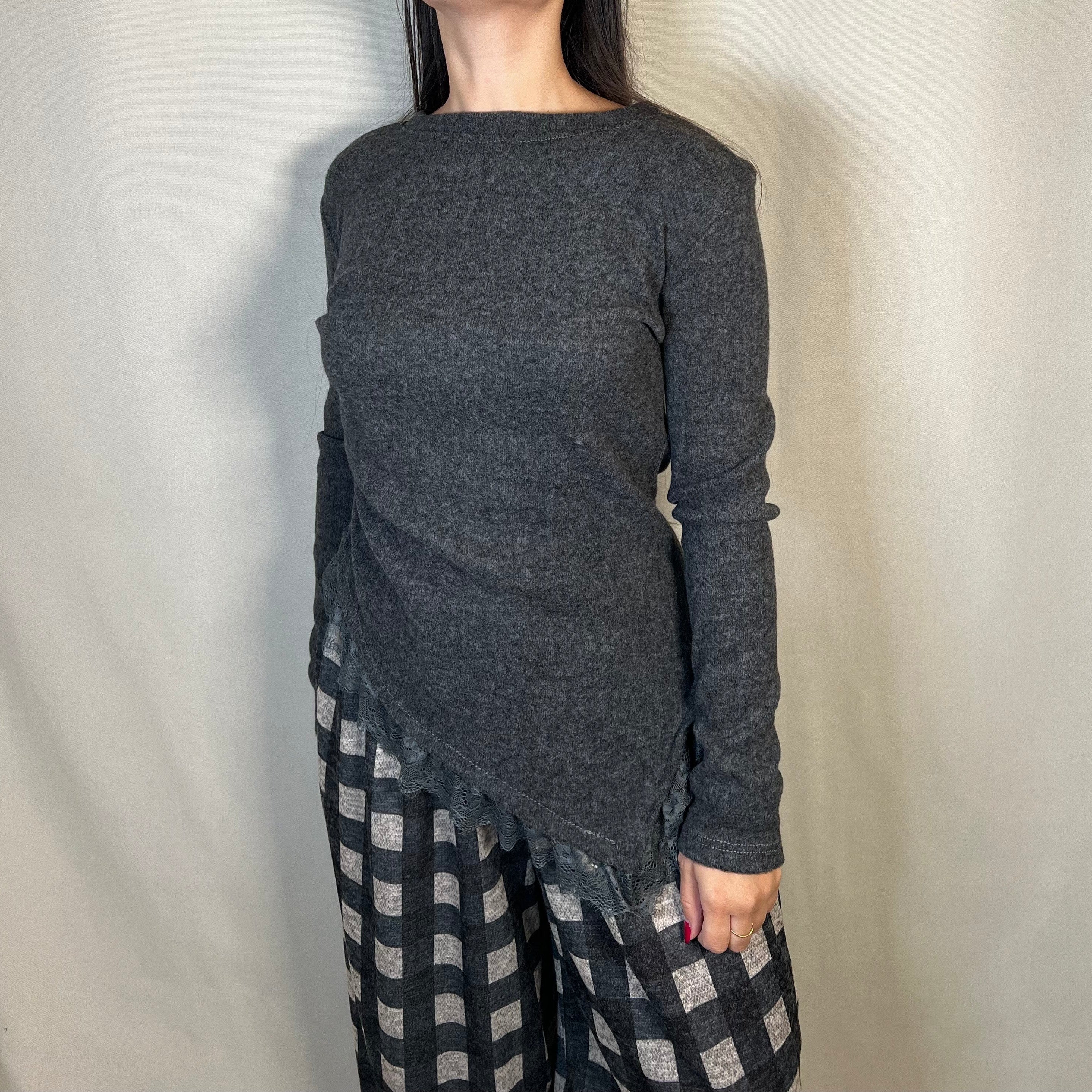 TOP ASIMETRICO CON ENCAJES GRIS