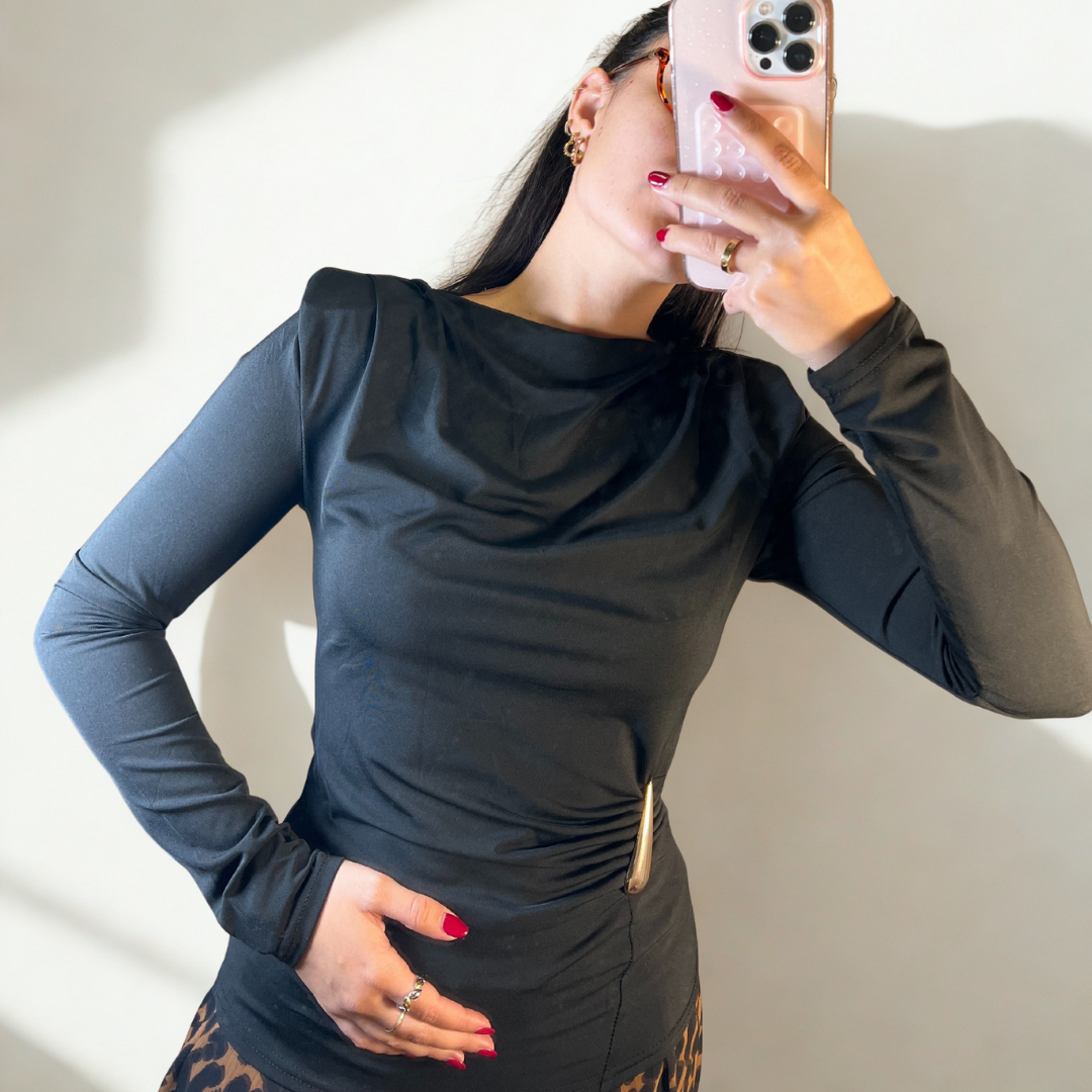 TOP HOMBRERAS NEGRO CON DETALLE DORADO