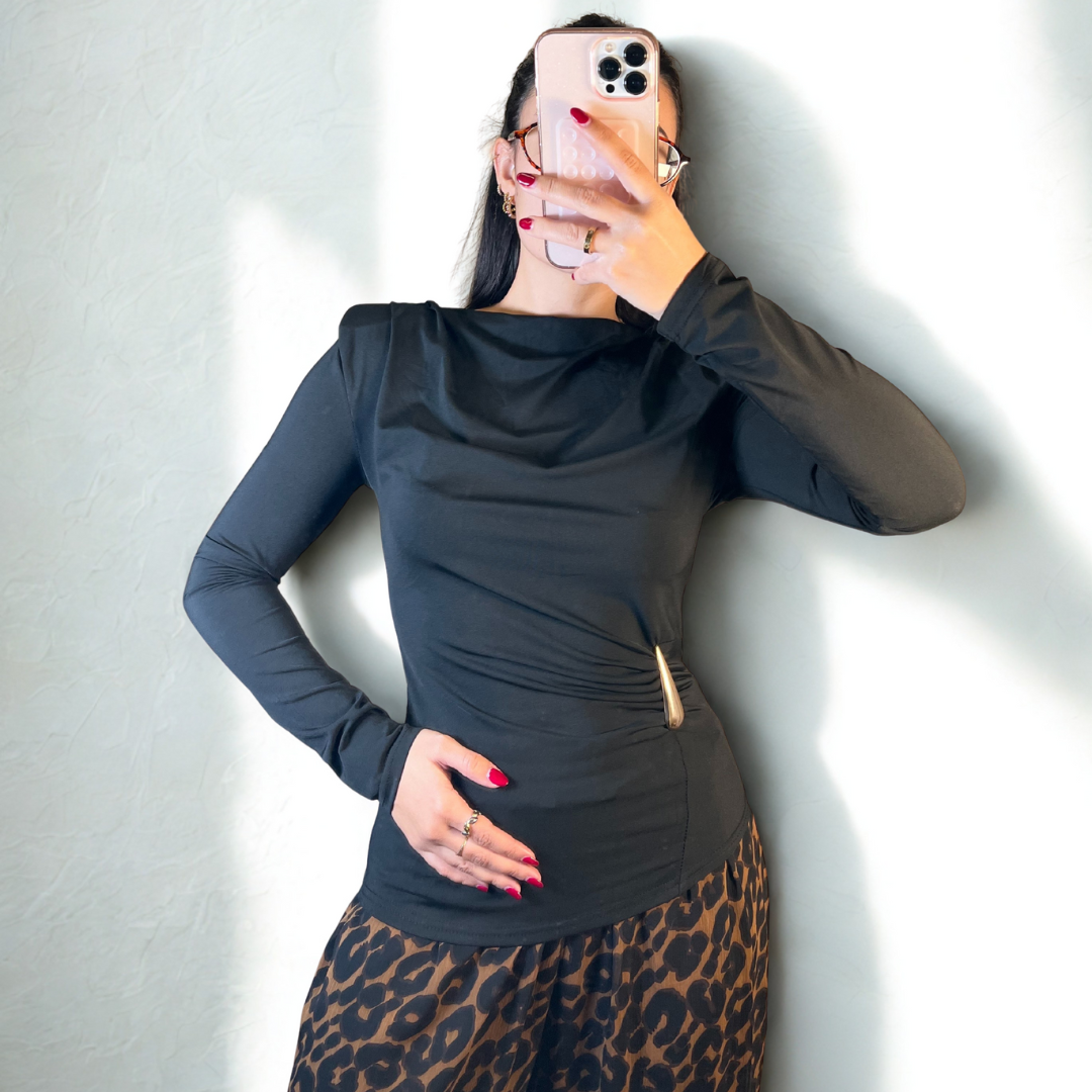 TOP HOMBRERAS NEGRO CON DETALLE DORADO